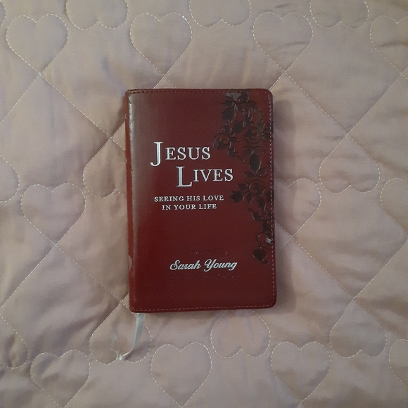 Thomas Nelson Other - 📚🎨 3/$15 Jesus Lives Devotional Book